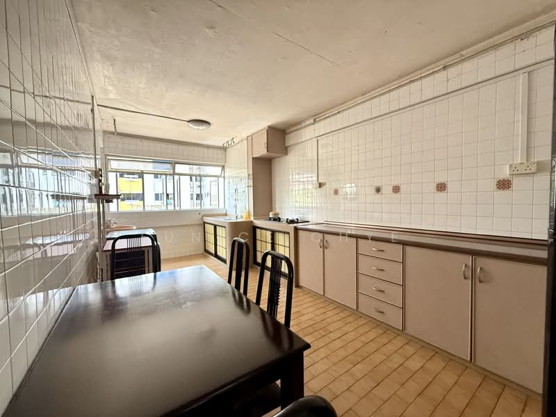 704 Yishun Avenue 5 HDB Flat For Sale at S$ 399,999 | PropertyGuru Singapore - Kitchen
