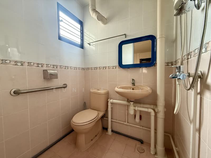704 Yishun Avenue 5 HDB Flat For Sale at S$ 399,999 | PropertyGuru Singapore - Bathroom