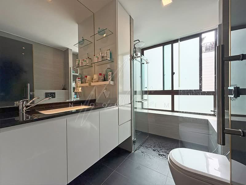 Varsity Park Condominium Condominium For Sale at S$ 2,580,000 | PropertyGuru Singapore - Bathroom