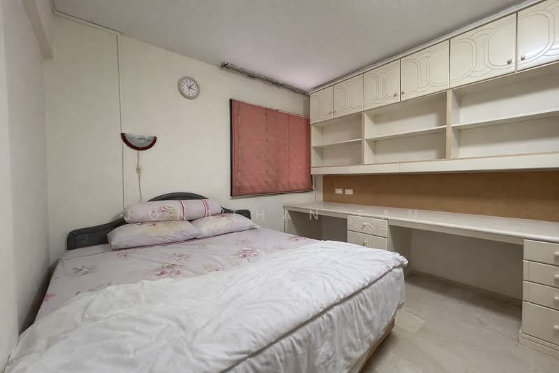 405 Jurong West Street 42 HDB Flat For Sale at S$ 830,000 | PropertyGuru Singapore - Bedroom