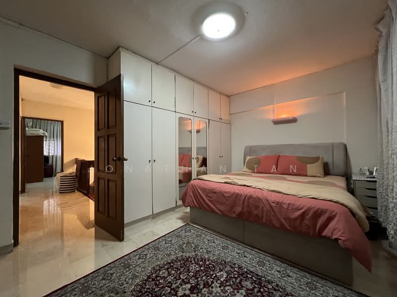 405 Jurong West Street 42 HDB Flat For Sale at S$ 830,000 | PropertyGuru Singapore - Bedroom