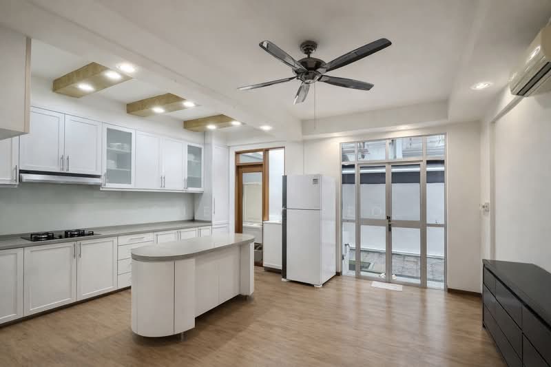 Loyang Villas Corner Terrace For Sale at S$ 2,580,000 | PropertyGuru Singapore - Kitchen