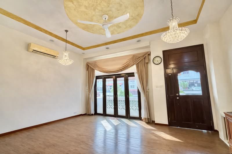 Loyang Villas Corner Terrace For Sale at S$ 2,580,000 | PropertyGuru Singapore - Living Room (actual)