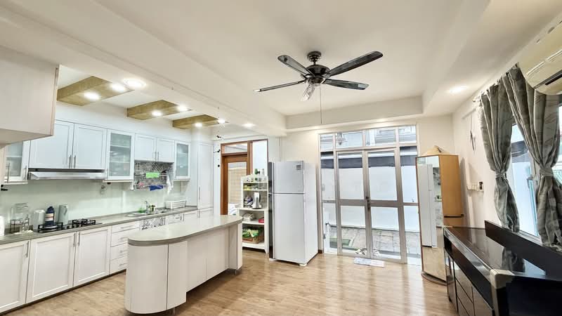 Loyang Villas Corner Terrace For Sale at S$ 2,580,000 | PropertyGuru Singapore - Kitchen (actual)
