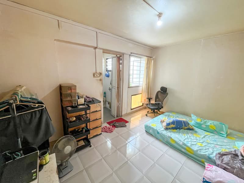 265 Bukit Batok East Avenue 4 HDB Flat For Sale at S$ 398,000 | PropertyGuru Singapore - Bedroom
