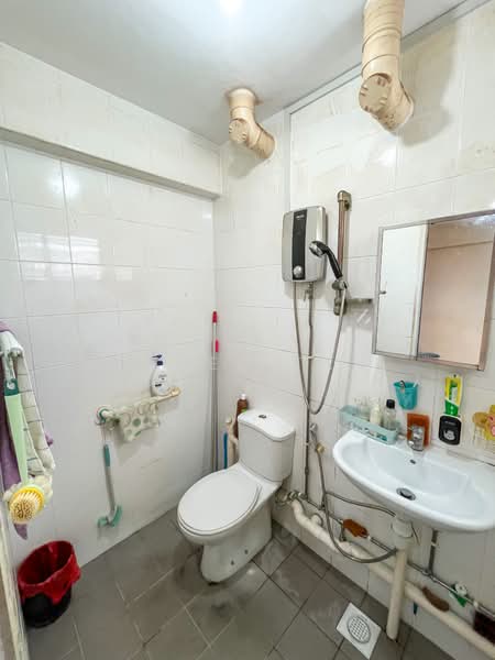 265 Bukit Batok East Avenue 4 HDB Flat For Sale at S$ 398,000 | PropertyGuru Singapore - Bathroom