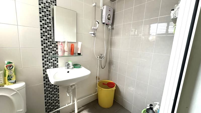 170 Bedok South Road HDB Flat For Sale at S$ 638,888 | PropertyGuru Singapore - Bathroom