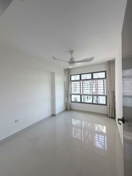 476B Upper Serangoon View, 476B Upper Serangoon View, 3 Bedrooms, 990 sqft, HDB Flat For Sale, by Alec Tan, 500093934 - 2nd Common Room - Facing Riverbank - PropertyGuru.com.sg