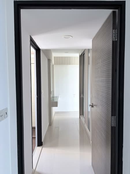 476B Upper Serangoon View, 476B Upper Serangoon View, 3 Bedrooms, 990 sqft, HDB Flat For Sale, by Alec Tan, 500093934 - Walkway leading Master Room - PropertyGuru.com.sg