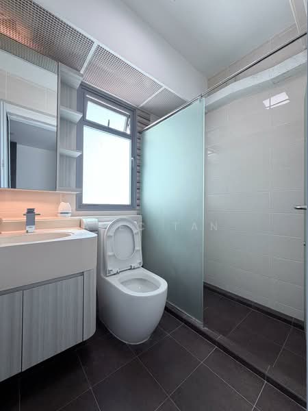 476B Upper Serangoon View, 476B Upper Serangoon View, 3 Bedrooms, 990 sqft, HDB Flat For Sale, by Alec Tan, 500093934 - Master Room Bathroom - PropertyGuru.com.sg