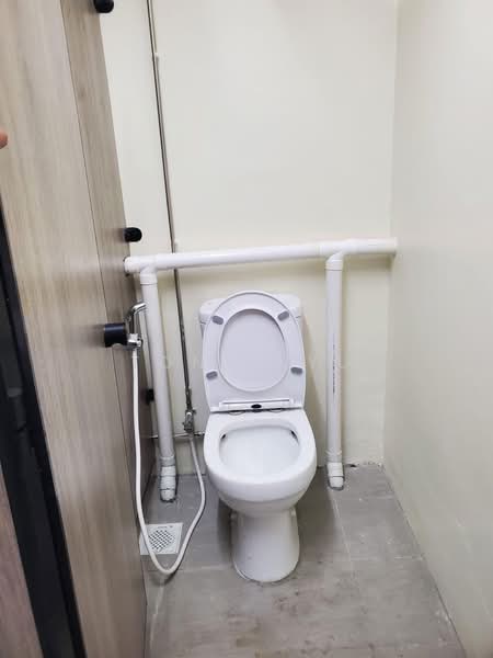 Cheap West Side Dormitory For Lease, Jalan Besut, 500 sqft, Dormitory For Rent, by Tony Eyu, 500093942 - Bathroom - CommercialGuru.com.sg