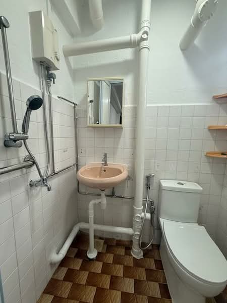 354 Clementi Avenue 2, 354 Clementi Avenue 2, 2 Bedrooms, 893 sqft, HDB Flat For Rent, by Cindy Chew, 500093944 - Bathroom - PropertyGuru.com.sg