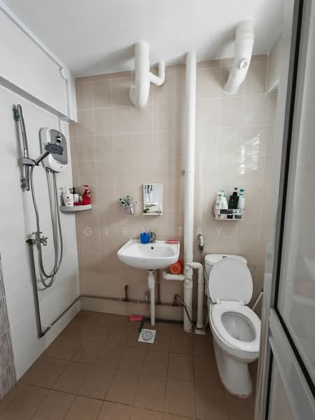 225 Pending Road HDB Flat For Sale at S$ 545,000 | PropertyGuru Singapore - Bathroom