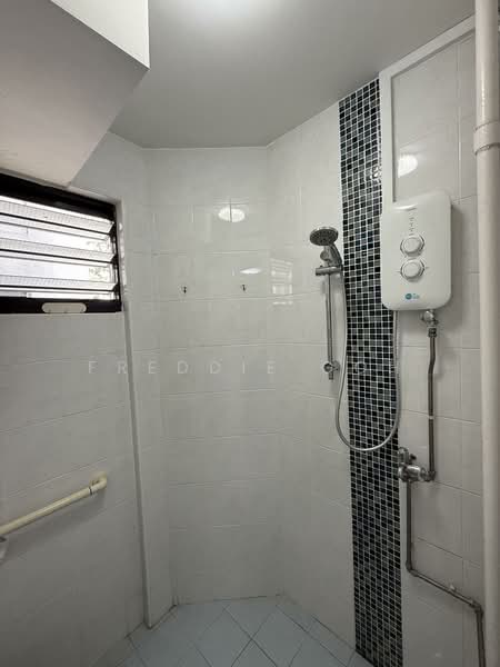 102 Jurong East Street 13, 102 Jurong East Street 13, 2 Bedrooms, 732 sqft, HDB Flat For Rent, by Freddie Goh, 500093970 - Bathroom - PropertyGuru.com.sg