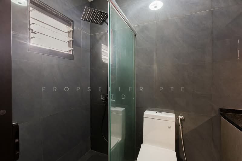 484B Choa Chu Kang Avenue 5 HDB Flat For Sale at S$ 550,000 | PropertyGuru Singapore - Bathroom