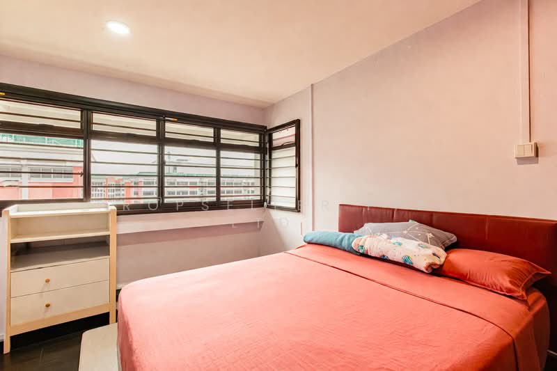 484B Choa Chu Kang Avenue 5 HDB Flat For Sale at S$ 550,000 | PropertyGuru Singapore - Bedroom