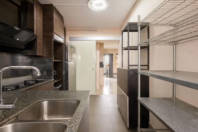 484B Choa Chu Kang Avenue 5 HDB Flat For Sale at S$ 550,000 | PropertyGuru Singapore - Kitchen