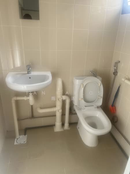 708 Hougang Avenue 2, 708 Hougang Avenue 2, Room Rental, 200 sqft, HDB Flat For Rent, by Tan Carlos 陈卡洛, 500093992 - Bathroom - PropertyGuru.com.sg