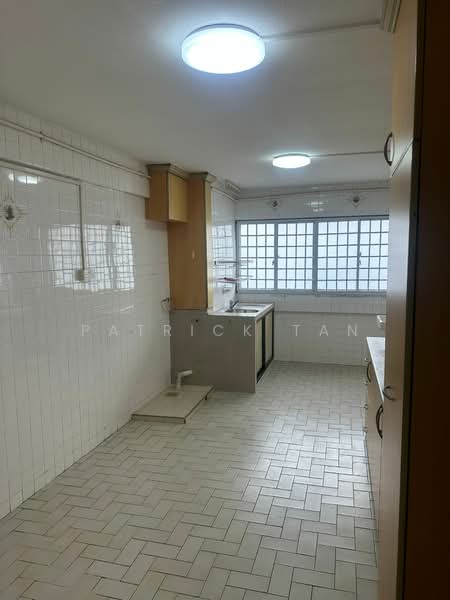 140 Tampines Street 12 HDB Flat For Sale at S$ 650,000 | PropertyGuru Singapore - Kitchen