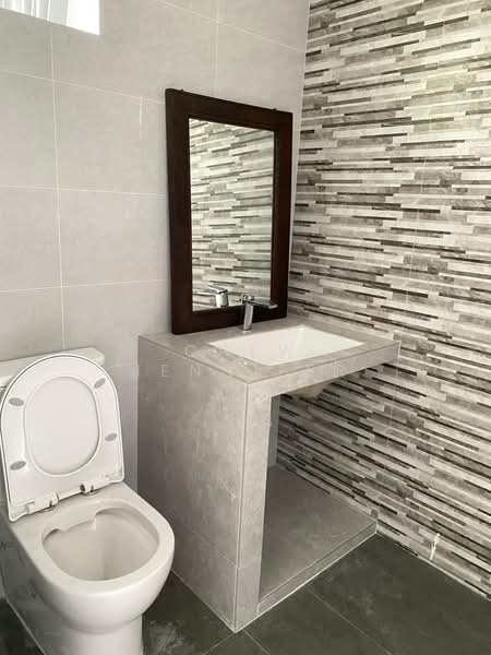 West Coast Gardens, 25 West Coast Place, Room Rental, 143 sqft, Terraced House For Rent, by Chew Jennifer, 500094025 - Bathroom - PropertyGuru.com.sg