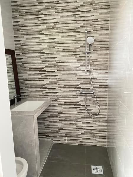 West Coast Gardens, 25 West Coast Place, Room Rental, 143 sqft, Terraced House For Rent, by Chew Jennifer, 500094025 - Bathroom - PropertyGuru.com.sg