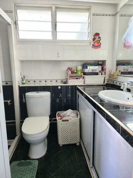 739 Woodlands Circle HDB Flat For Sale at S$ 580,000 | PropertyGuru Singapore - Bathroom