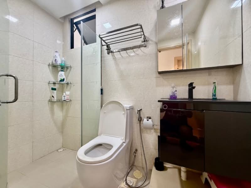 Regent Heights Condominium For Sale at S$ 1,298,000 | PropertyGuru Singapore - Bathroom