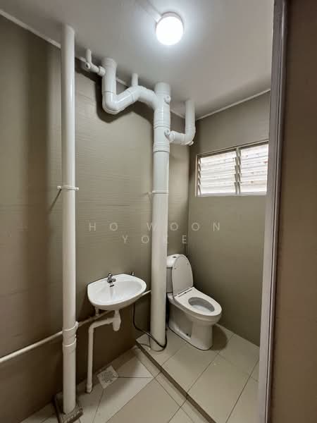 667 Hougang Avenue 4, 667 Hougang Avenue 4, 3 Bedrooms, 1,108 sqft, HDB Flat For Sale, by Ho Woon Yoke, 500094140 - Bathroom - PropertyGuru.com.sg