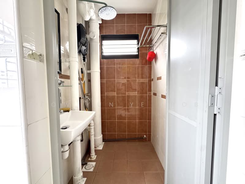 214 Lorong 8 Toa Payoh HDB Flat For Sale at S$ 525,000 | PropertyGuru Singapore - Bathroom