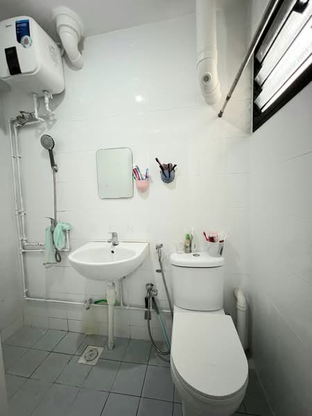 329 Bukit Batok Street 33 HDB Flat For Sale at S$ 520,000 | PropertyGuru Singapore - Bathroom