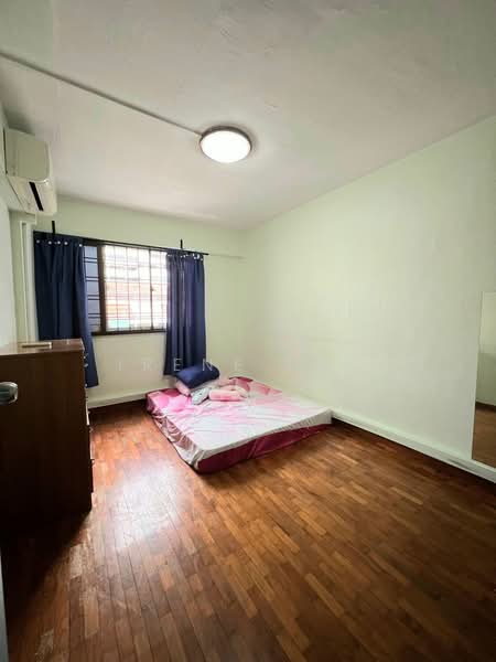 329 Bukit Batok Street 33 HDB Flat For Sale at S$ 520,000 | PropertyGuru Singapore - Bedroom