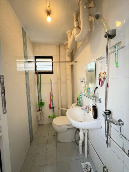 329 Bukit Batok Street 33 HDB Flat For Sale at S$ 520,000 | PropertyGuru Singapore - Bathroom