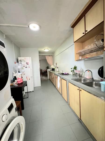 329 Bukit Batok Street 33 HDB Flat For Sale at S$ 520,000 | PropertyGuru Singapore - Kitchen
