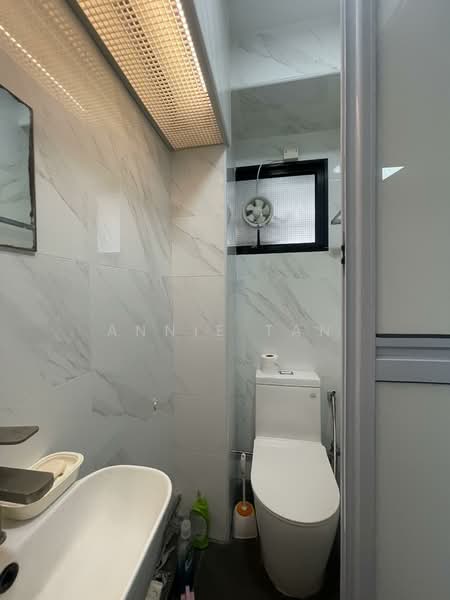 941 Tampines Avenue 5 HDB Flat For Sale at S$ 1,100,000 | PropertyGuru Singapore - Bathroom