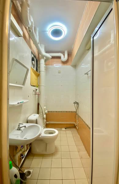652B Jurong West Street 61 HDB Flat For Sale at S$ 630,000 | PropertyGuru Singapore - Bathroom