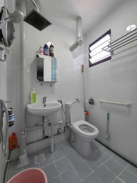 95 Bedok North Avenue 4 HDB Flat For Sale at S$ 530,000 | PropertyGuru Singapore - Bathroom