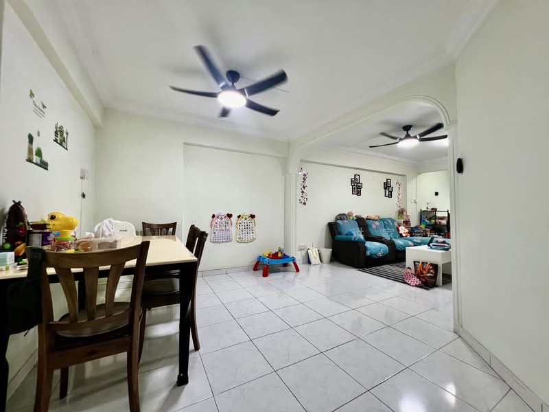 691 Jurong West Central 1 HDB Flat For Sale at S$ 690,000 | PropertyGuru Singapore - Living Room