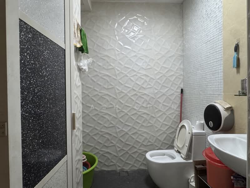 ✅ Move In Ready: Value Freehold 3 Storey Semi Detached Semi-Detached House For Sale at S$ 4,500,000 | PropertyGuru Singapore - Bathroom