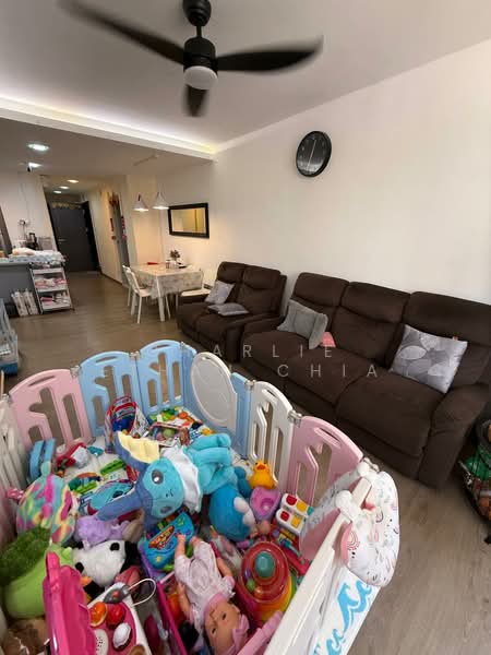 339A Sembawang Close HDB Flat For Sale at S$ 650,000 | PropertyGuru Singapore - Living Room