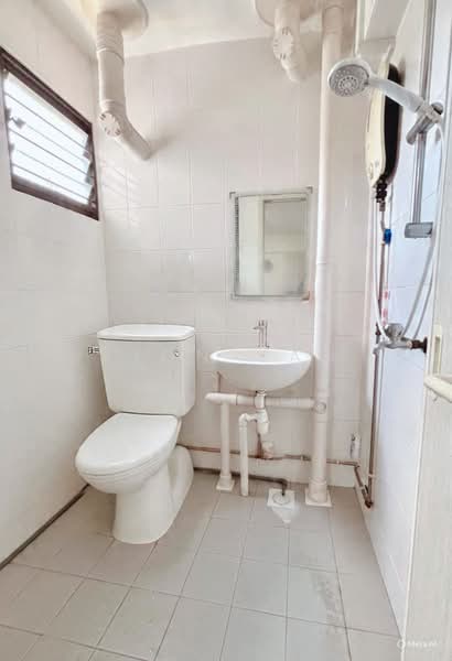 51 Kent Road HDB Flat For Sale at S$ 680,000 | PropertyGuru Singapore - Bathroom