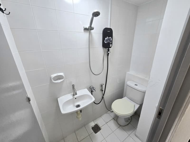 Estella Gardens, 23 Flora Road, Room Rental, 150 sqft, Condominium For Rent, by James Hee, 500094363 - Common Bathroom 2 - PropertyGuru.com.sg