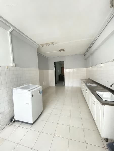 303 Yishun Central HDB Flat For Sale at S$ 480,000 | PropertyGuru Singapore - Kitchen