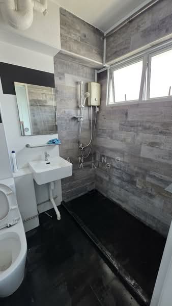 946 Jurong West Street 91, 946 Jurong West Street 91, 3 Bedrooms, 1,108 sqft, HDB Flat For Rent, by Jianing Zhang, 500094382 - Bathroom - PropertyGuru.com.sg