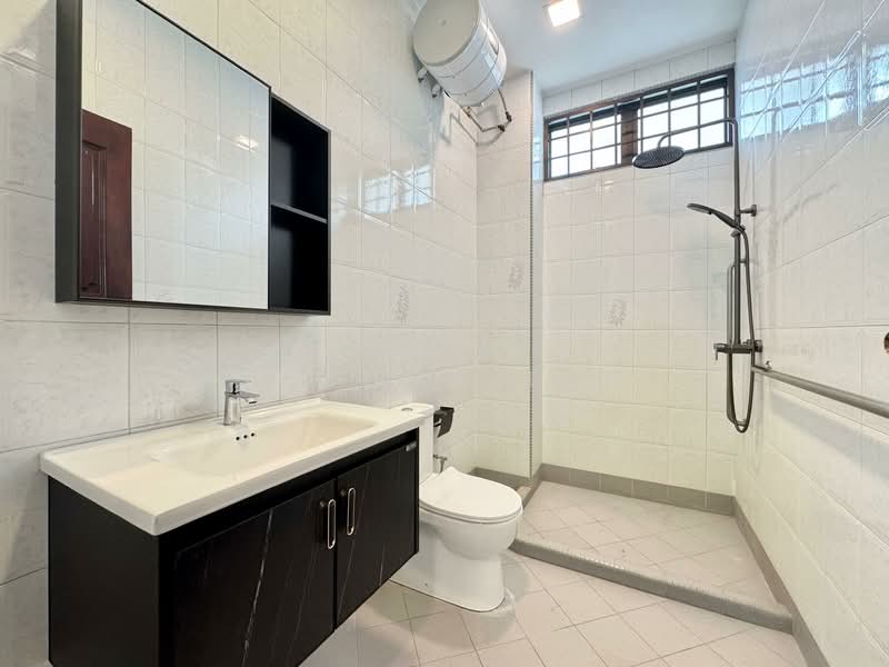 Serangoon Garden Estate, Crowhurst Drive, 5 Bedrooms, 4,000 sqft, Semi-Detached House For Rent, by Joshua Tan, 500094386 - Bathroom - PropertyGuru.com.sg