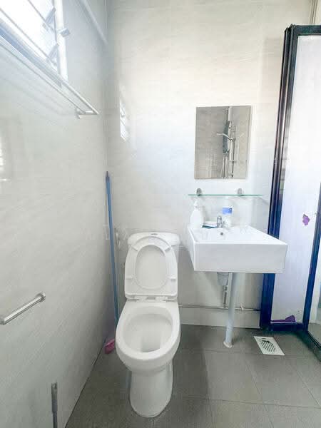 208 Jurong East Street 21, 208 Jurong East Street 21, Room Rental, 200 sqft, HDB Flat For Rent, by Alan Huy, 500094415 - Bathroom - PropertyGuru.com.sg