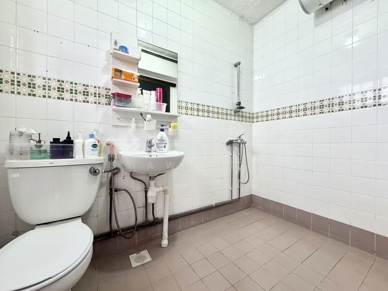 351 Choa Chu Kang Central HDB Flat For Sale at S$ 920,000 | PropertyGuru Singapore - Common Bathroom
