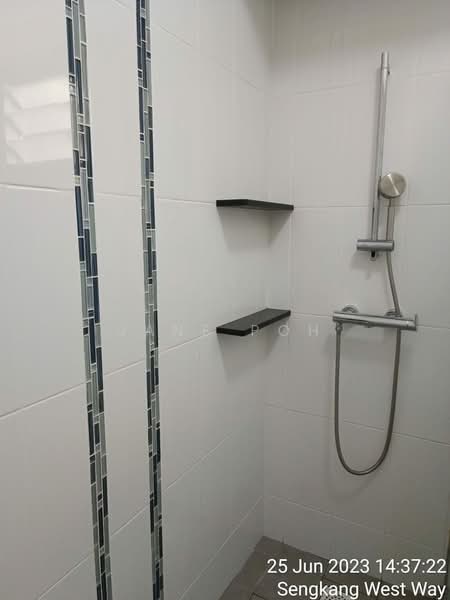 451B Sengkang West Way HDB Flat For Sale at S$ 788,888 | PropertyGuru Singapore - Bathroom