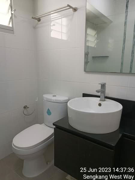 451B Sengkang West Way HDB Flat For Sale at S$ 788,888 | PropertyGuru Singapore - Bathroom