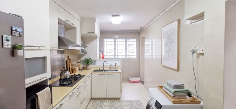 818 Woodlands Street 82 HDB Flat For Sale at S$ 1,195,000 | PropertyGuru Singapore - Kitchen