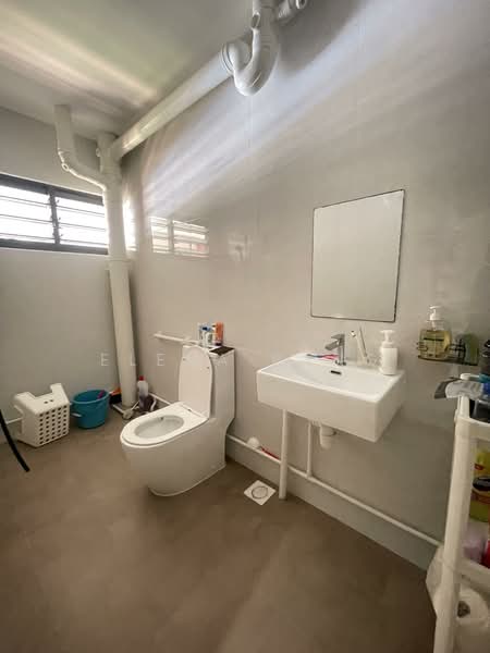 427 Hougang Avenue 6 HDB Flat For Sale at S$ 1,000,000 | PropertyGuru Singapore - Bathroom